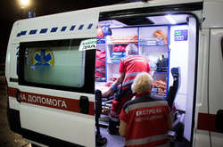 Медики надали чоловіку першу допомогу і відвезли до лікарні