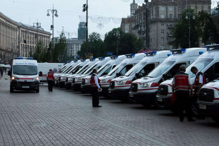 Під київську мерію з’їхалися 25 «швидких» (фото)