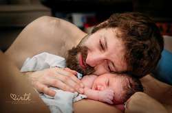 Эмоциональные и трогательные фото мужчин, увидевших рождение своих детей