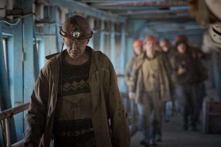 На Донбассе шахтеры перекрыли трассу, требуя выплаты зарплаты (фото)