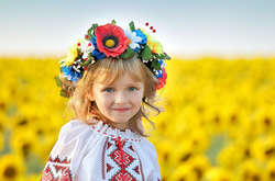 За 25 років незалежності в Україні різко скоротилася кількість дітей: 13,2 мільйона у 1991 році і 7,6 мільйона у 2016. У 1991 році народилося 630 тисяч немовлят, а у 2015 – 411 тисяч