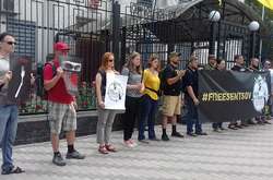 Мітинг під посольством РФ