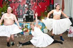 Много грязи и алкоголя. Как выглядят свадьбы в России