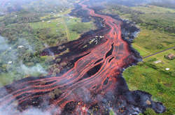 Раскаленная лава попадает в воду