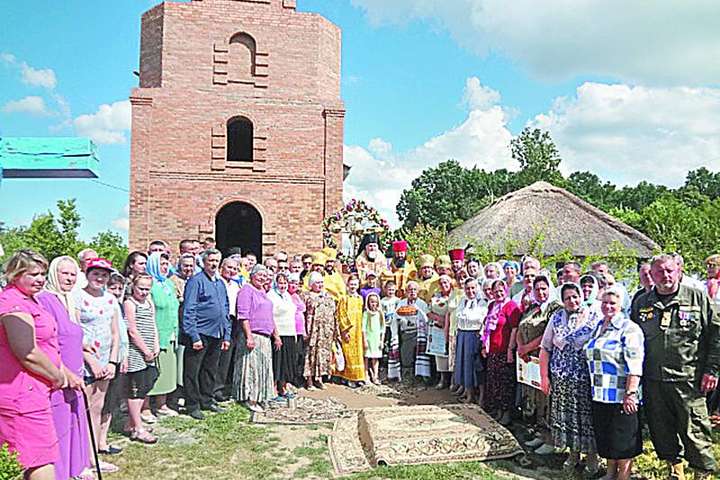 У селі Вінницькі Хутори освятили дзвіницю новозбудованого храму
