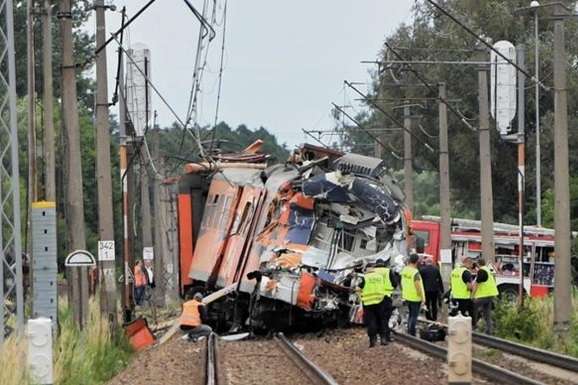 У Польщі потяг зіткнувся з вантажівкою: 28 постраждалих, загинув водій авто 