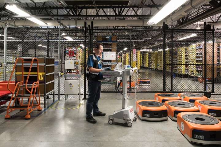 Amazon начинает менять живых сотрудников на роботов