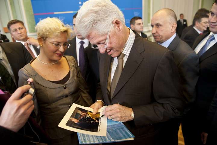Дебютний роман Білла Клінтона побив рекорд у перший тиждень продажів
