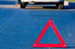 На проспекті Перемоги великий затор: автівка врізалася в опору мосту (фото)