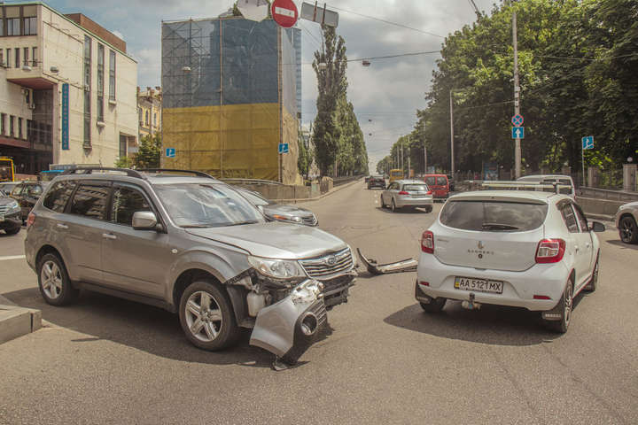На бульварі Шевченка великий затор: зіткнулися Subaru і Renault