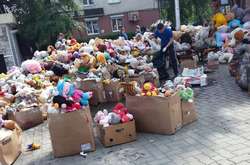 Сотни детских игрушек убрали с мемориала погибшим в Кемерове (фото)