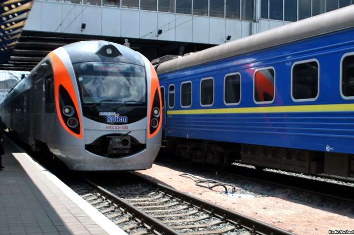До Дня Конституції призначено чотири додаткових поїзди з Києва