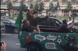 Без балалайок і шапок-вушанок, але з живим ведмедем. Росіяни шокували туристів у перший день ЧС-2018 (відео)