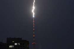 Блискавка влучила в Київську телевежу. Вражаючі фото