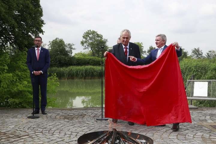 Президент Чехії Земан відповів критикам і спалив червоні труси