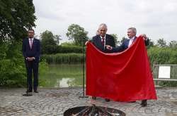 Президент Чехії Земан відповів критикам і спалив червоні труси
