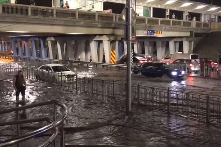 Злива перетворила район біля столичного метро «Лівобережна» на ставок