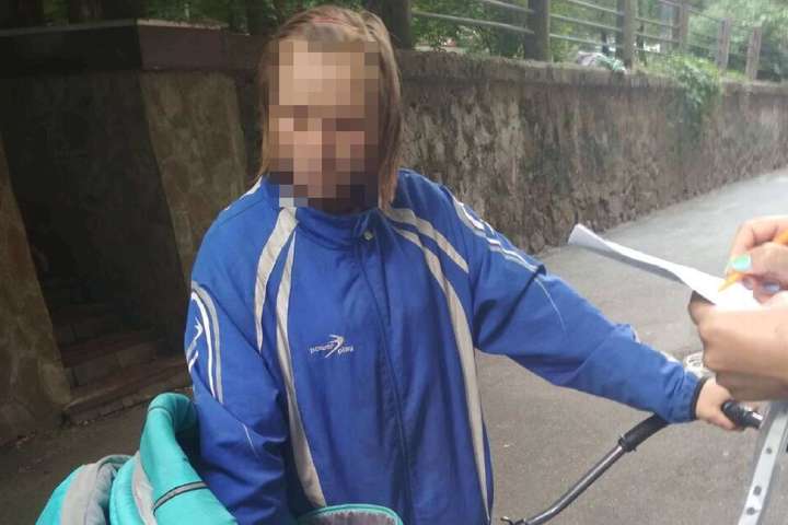 23-річна мати перебувала в стані алкогольного сп’яніння та курила цигарку - На Печерську вилучили немовля з неблагополучної родини (відео)