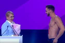 Стриптиз для Тимошенко: Активист показал, куда, по его мнению, ведет курс депутатки 