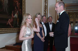 Кайли Миноуг в роскошном платье встретилась с принцем Уильямом