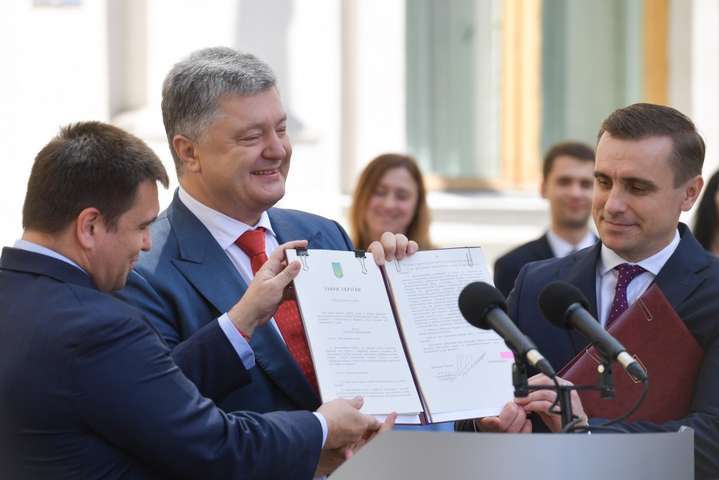 Президент подписал закон о дипломатической службе
