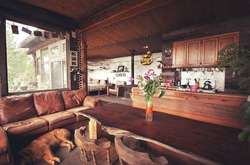 Шины, бутылки и обломки сарая: супруги построили дом из мусора