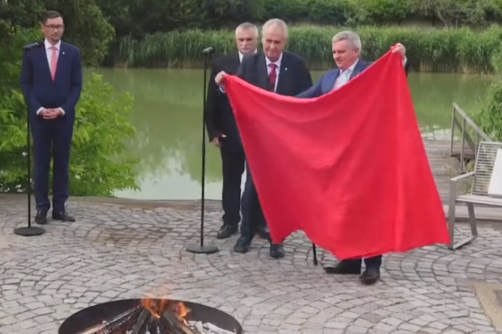 Президент Чехии публично сжег гигантские красные трусы