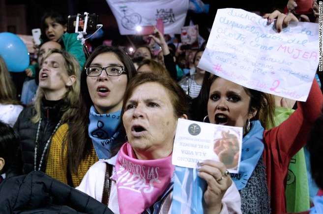 В Аргентине депутаты одобрили легализацию абортов