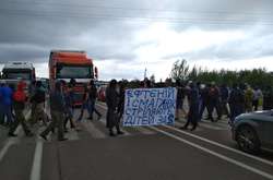 На Рівненщині протестувальники побили поліцейських: восьмеро постраждалих