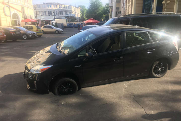 В центре Одессы машина провалилась в яму