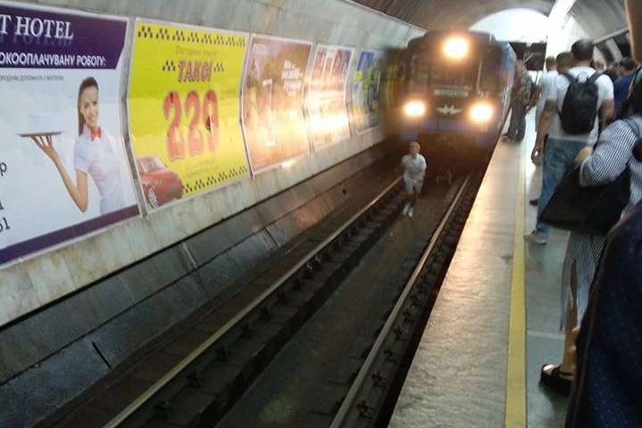 У київському метро підлітки шокували пасажирів своєю витівкою (фото)