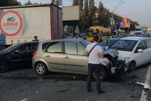 Масштабна ДТП у Києві: зіткнулися шість автомобілів, є постраждалі