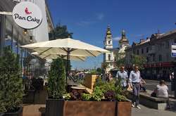 «Дайте пройти!»: вінничани обурюються терасами кав’ярень на тротуарах