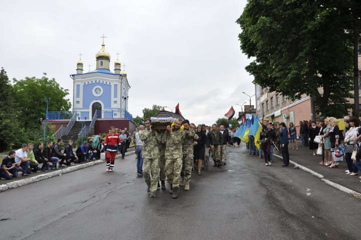 Волиняни попрощалися з військовим, загиблим на Донбасі