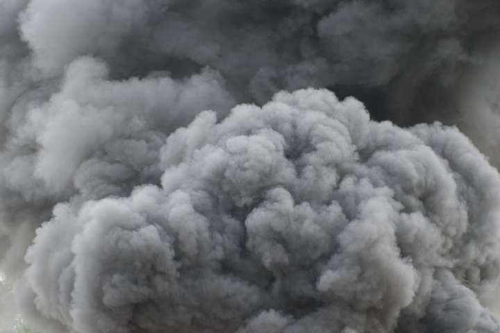 Невідомий кинув димову гранату до магазину одягу у Львові