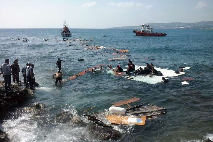 Мігранти в Італії: рятувальникам заборонять доступ до портів