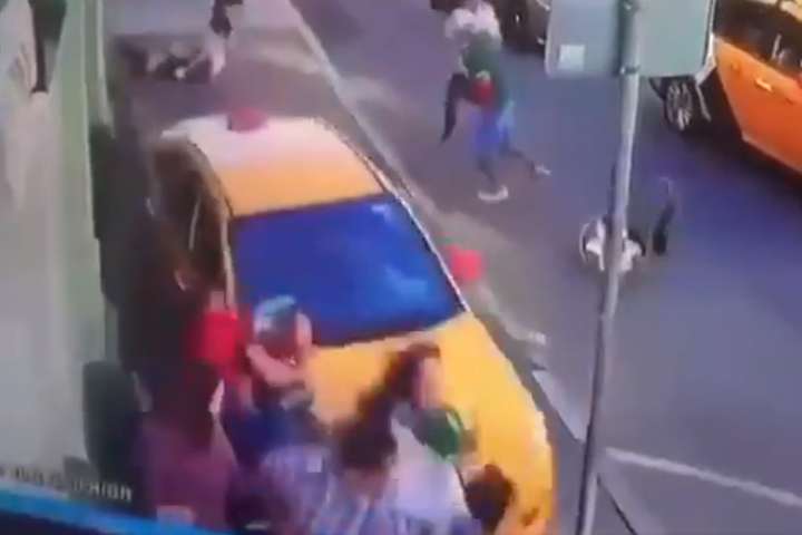 З’явилося відео, як таксист збиває натовп пішоходів у Москві
