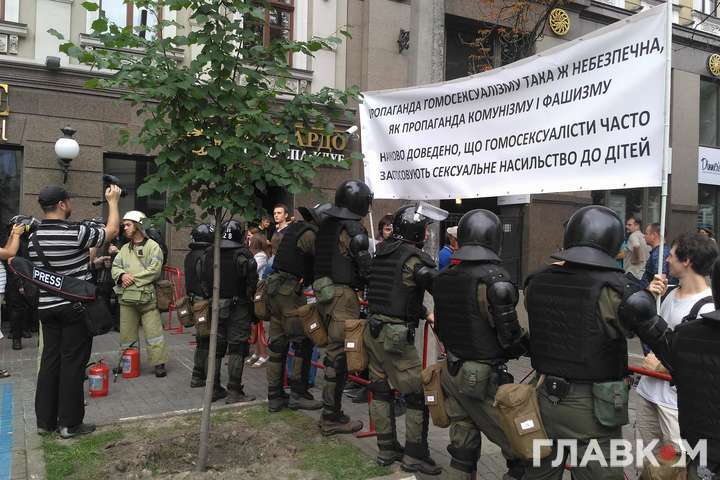 У Києві відбулися зіткнення противників «Маршу рівності» з поліцією, десятки затриманих