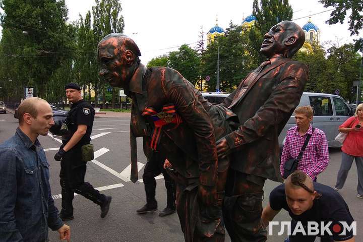 У Києві на «Марш рівності» не пустили «Путіна»: фото