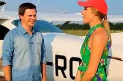 Главный путешественник Украины Дима Комаров покатал Осадчую на самолете