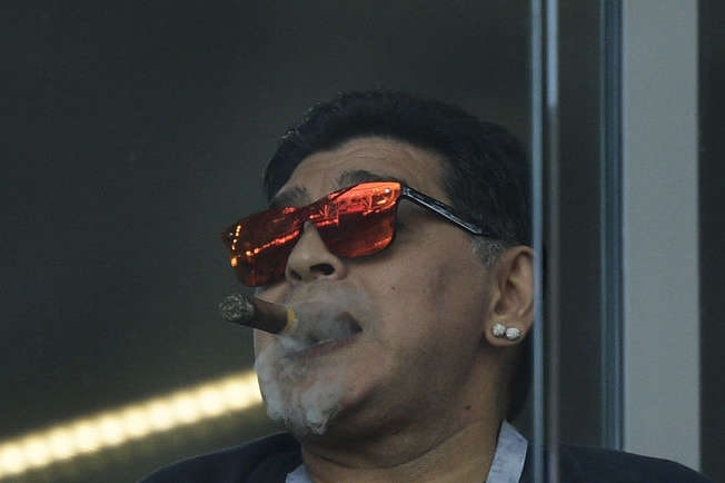 Марадона потрапив у скандал, закуривши та почесавши ніс на матчі ЧС-2018 (відео)