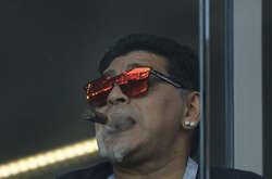 Марадона потрапив у скандал, закуривши та почесавши ніс на матчі ЧС-2018 (відео)