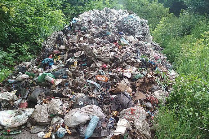 На Чернігівщині водій вивантажив 12 тонн сміття прямо в селі