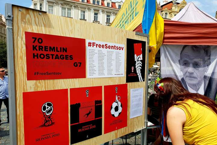 В центрі Праги відбулась виставка українського художника на підтримку Сенцова: фото