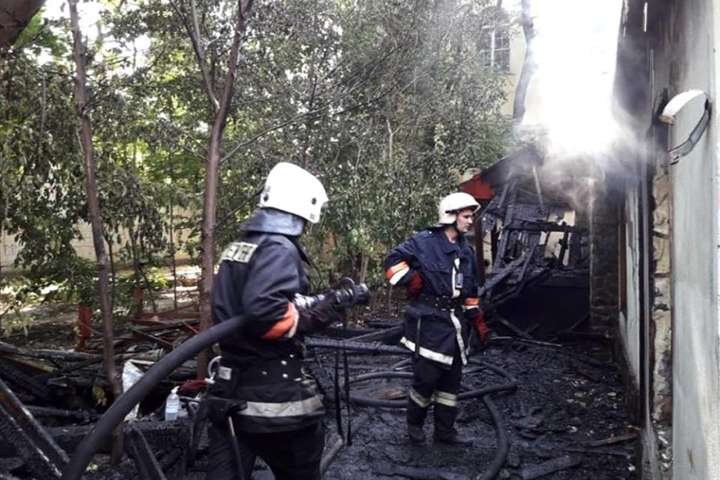 18 рятувальників зі спецтехнікою гасили пожежу у Міському саду