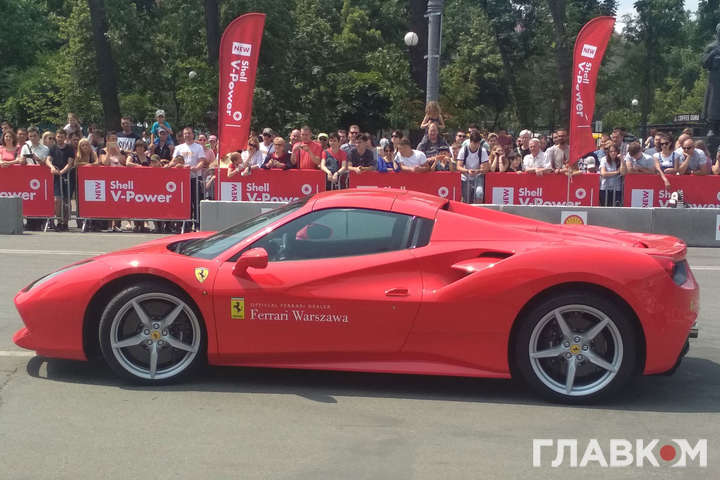 Дрифт від гонщика Формули-1. У Києві відбулося шоу від Ferrari. Фотогалерея і відео