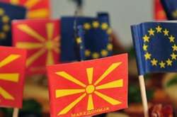 Прапори Македонії та ЄС