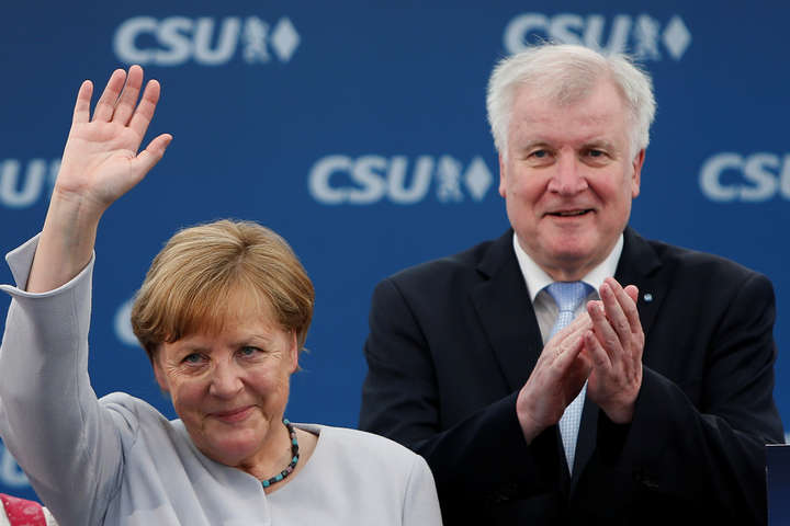 Глава МВС Німеччини заявив, що «більше не може» працювати з Меркель