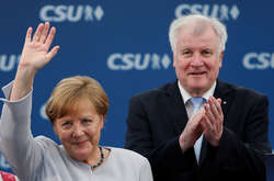 Глава МВС Німеччини заявив, що «більше не може» працювати з Меркель