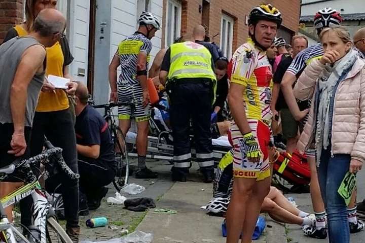 Два десятки велогонщиків у Бельгії постраждали внаслідок зіткнення з авто